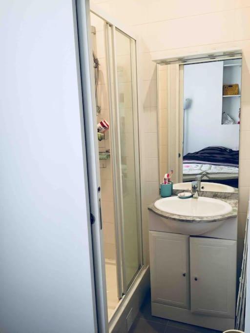 Appartement Cozy Flat, 5 Mins From Metro, 1 Bedroom *